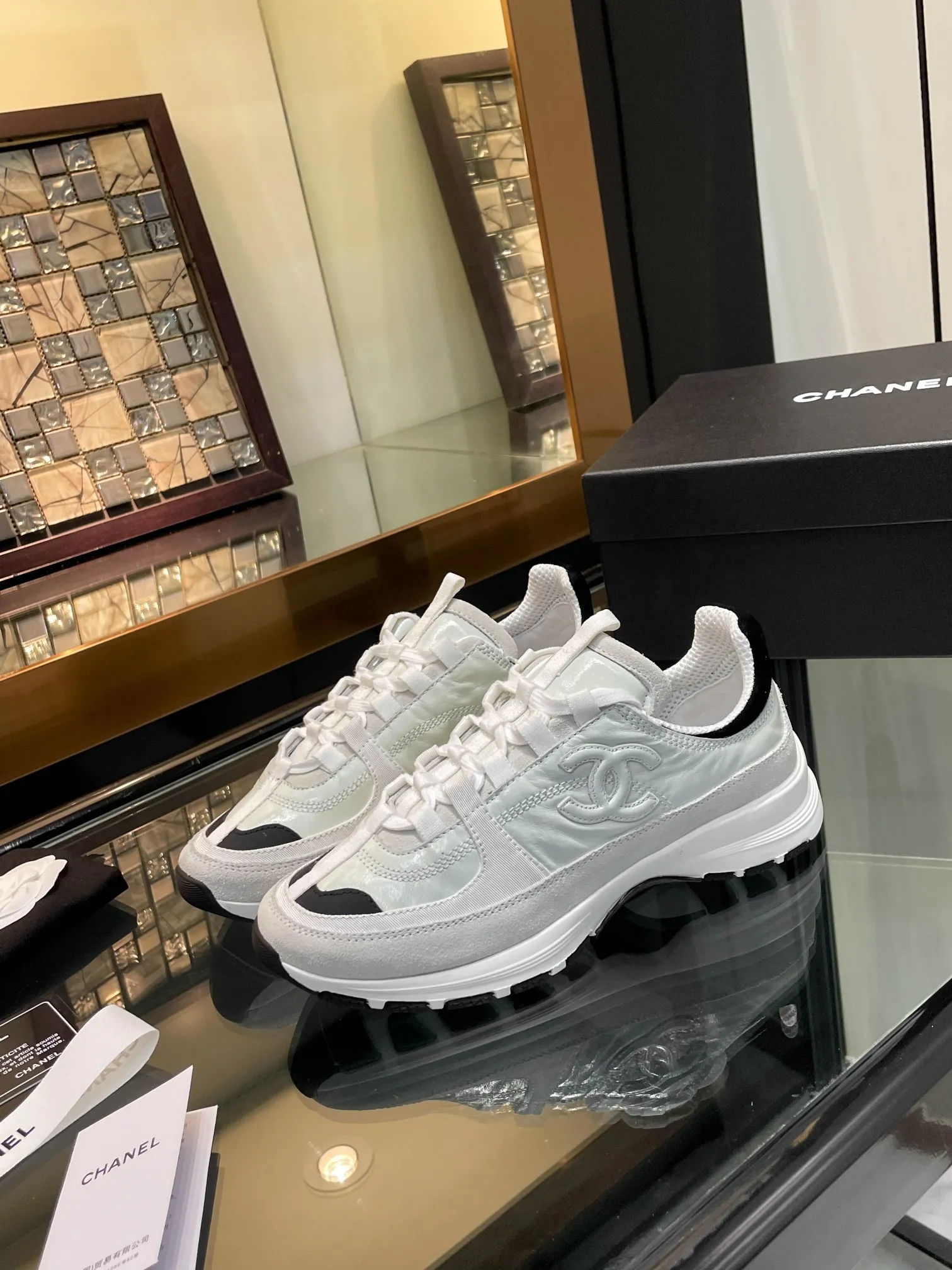 👟👟Ex-factory price 580👟👟 Chanel Chanel 25SS latest white shoes, casual sports shoes, skate shoes, original purchase, development and production, Xiaoxiang C Home counter is another super hot model, loved by Internet celebrity bloggers and ladies, various praises on social platforms, super popular, high quality, breathable, super spring and summer, seeing this issue can always arouse the inner desire of girls for fashion. The latest calfskin material Classic black and white color scheme, fashionable on the feet and easy to care for #Material: Original customized imported cowhide material #Inner lining: Customized soft sheepskin lining #Sole: Original molded TPU non-slip outsole #Sole thickness: 2.5CM Size: 35-40